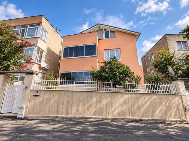 SARIYER YENİKÖY'DE 580 M² ARSA İÇERİSİNDE BOĞAZ  MANZARALI MÜSTAKİL EV