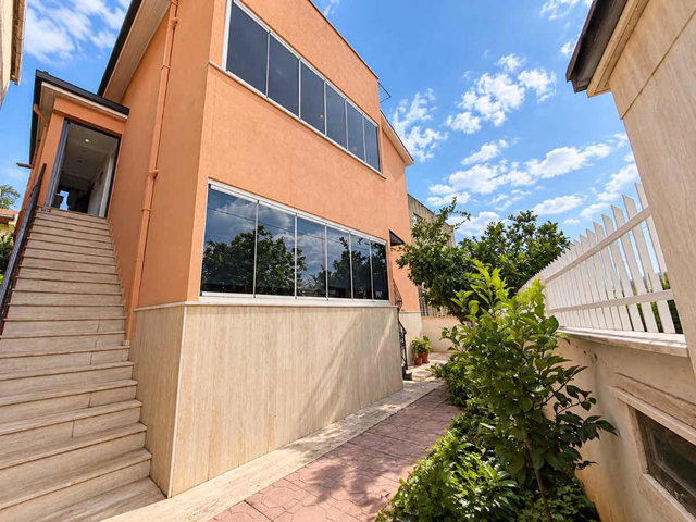 SARIYER YENİKÖY'DE 580 M² ARSA İÇERİSİNDE BOĞAZ  MANZARALI MÜSTAKİL EV