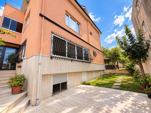 SARIYER YENİKÖY'DE 580 M² ARSA İÇERİSİNDE BOĞAZ  MANZARALI MÜSTAKİL EV