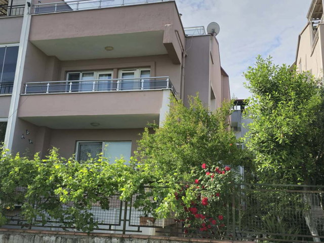 REMAX MODEL DEN BAĞBAŞINDA HAVUZLU SITE IÇERISINDE 5+1 KİRALIK FOURLEX VILLA