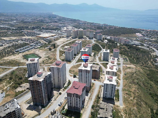 KUŞADASI UYDU KENT'DE SATILIK ARA KAT DAİRE...