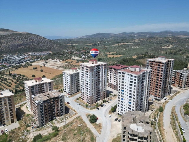 KUŞADASI UYDU KENT'DE SATILIK ARA KAT DAİRE...