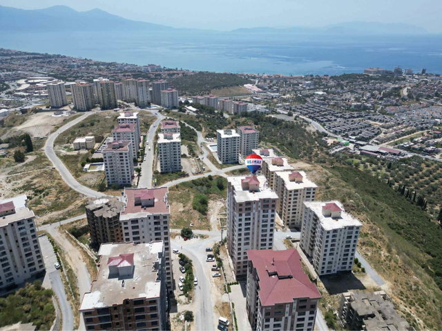 KUŞADASI UYDU KENT'DE SATILIK ARA KAT DAİRE...