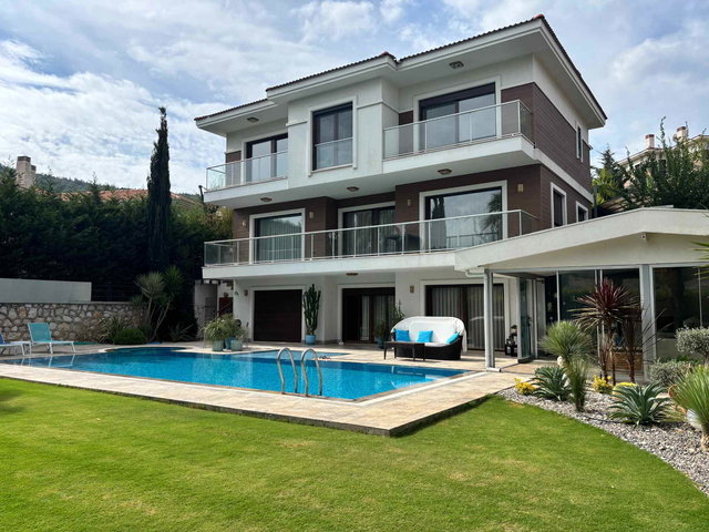 REMAX YELKEN'DEN GÜZELBAHÇE DE GÜVENLİKLİ SİTE İÇİ DENİZ MANZARALI MÜSTAKİL VİLLA