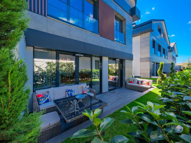 ZEKERIYAKÖY'DE SATILIK | MIMARI TASARIMIYLA ÖNE ÇIKAN İKIZ VILLA