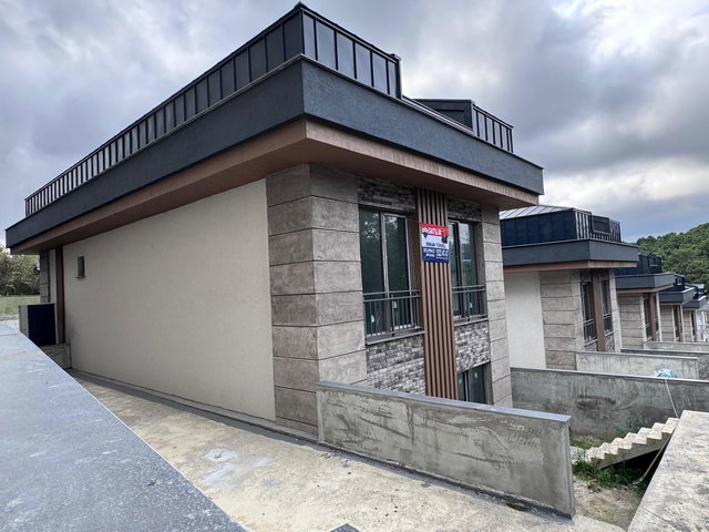 ÇEKMEKÖY MERKEZ MAHALLESI'NDE  ASANSÖRLÜ HAVUZLU MÜSTAKİL 5+1 SATILIK VİLLA