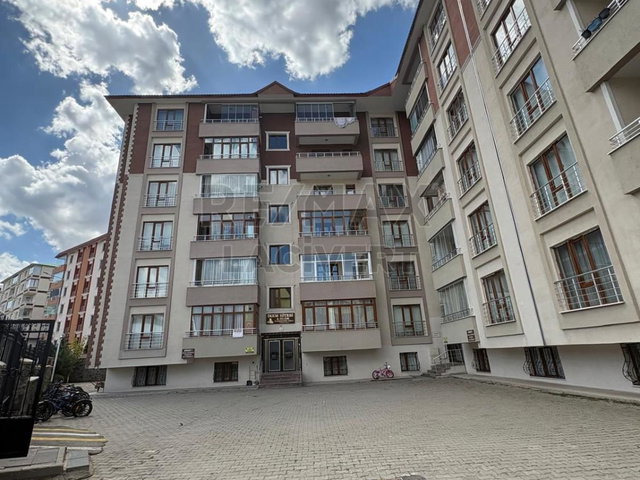 RE/MAX LACİVERT'TEN YILDIZKENT'TE SATILIK 4+1 DAİRE
