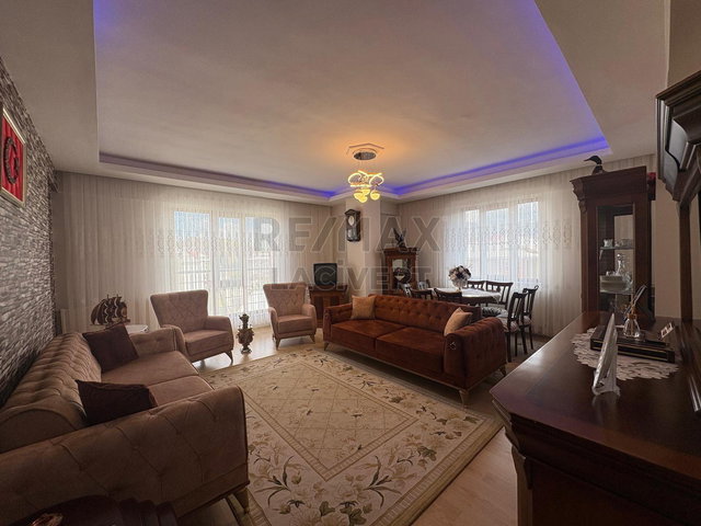 RE/MAX LACİVERT'TEN YILDIZKENT'TE SATILIK 4+1 DAİRE