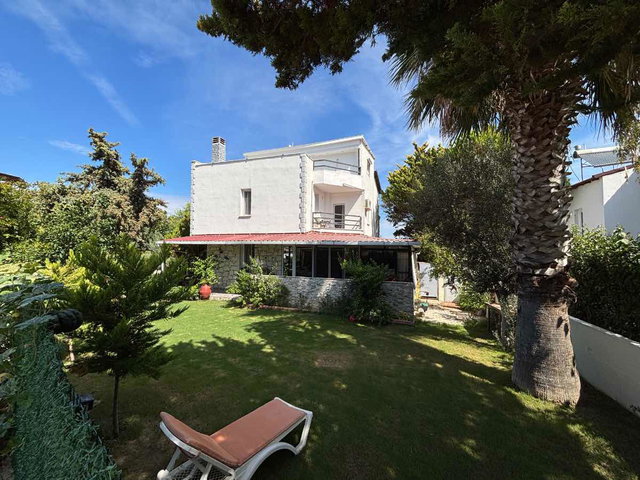 ÇEŞME OBA KENT’TE 4+1, 3 BANYOLU, ŞÖMİNELİ SATILIK VİLLA