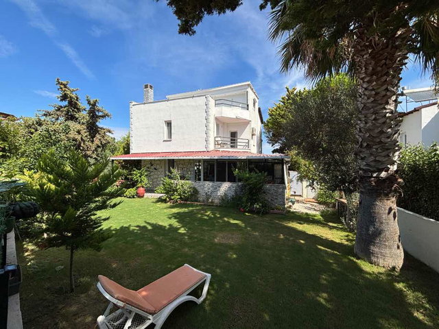 ÇEŞME OBA KENT’TE 4+1, 3 BANYOLU, ŞÖMİNELİ SATILIK VİLLA