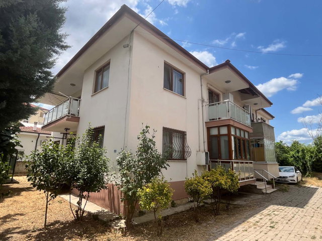 ARİFİYE ARİFBEY’DE EŞYALI 3+1 KİRALIK DAİRE | YÜKSEK GİRİŞ, BALKONLU, DOĞALGAZ KOMBİLİ