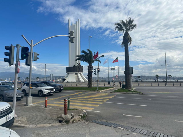 KARŞIYAKA ÇARŞIYA YAKINI GENÇ BINADA SATILIK DAIRE