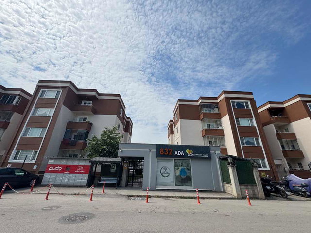 İZMİT KAVANİUM 832’DE SATILIK TAM EŞYALI KİRACILI 1+1 DAİRE