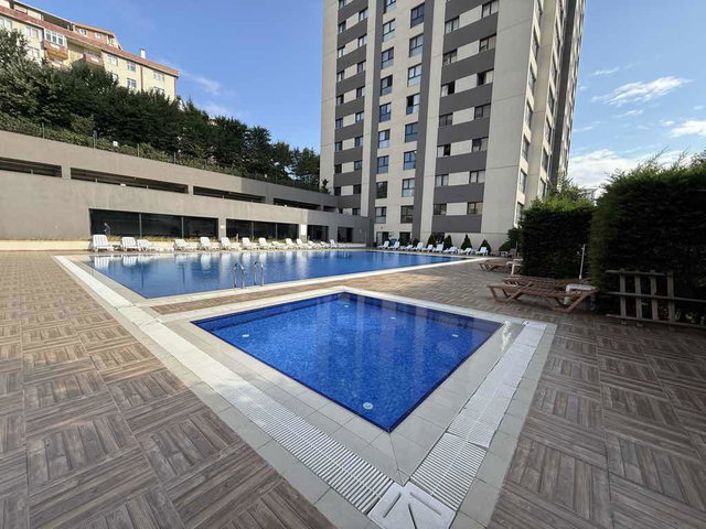VİRA İSTANBUL 2’DE 2+1 EŞYALI MANZARALI EBEVEYN SALON YANİNDA BÜÇÜK ODA MEVCUT