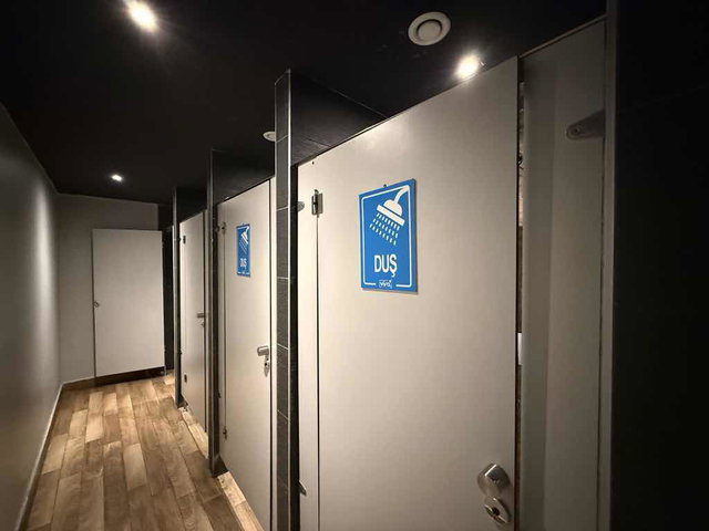 VİRA İSTANBUL 2’DE 2+1 EŞYALI MANZARALI EBEVEYN SALON YANİNDA BÜÇÜK ODA MEVCUT