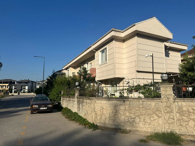 KİRALIK 4+1 VİLLA TRIPLEKS SERDİVAN AVM CİVARINDA
