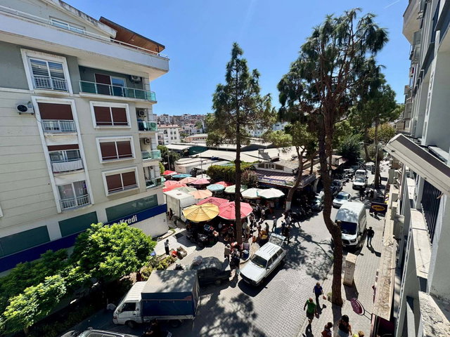 ŞEHRİN TAM KALBİNDE PAZAR YERİNDE ARAKAT  1+1 SATILIK DAİRE