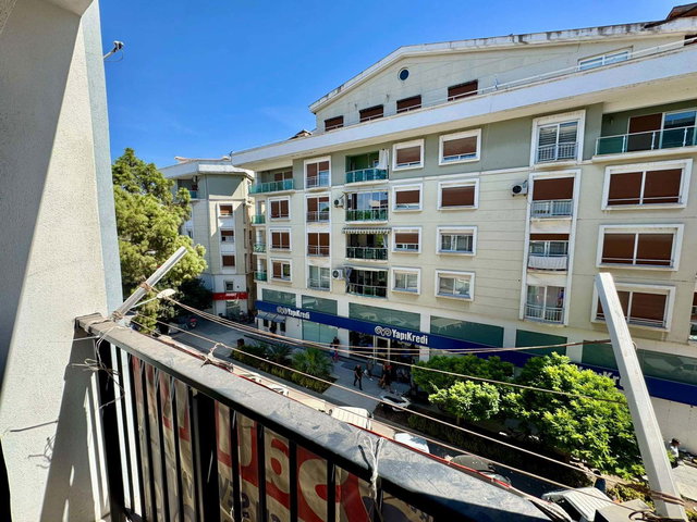 ŞEHRİN TAM KALBİNDE PAZAR YERİNDE ARAKAT  1+1 SATILIK DAİRE