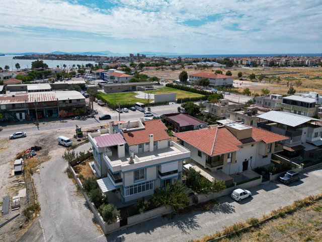 ÇANDARLI’DA DENIZE YAKIN GENIŞ BAHÇELI 1+1