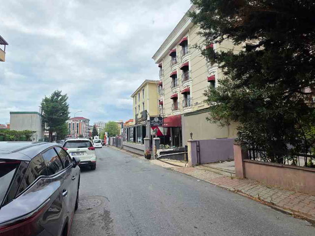 YEDITEPE ÜNIVERSITESI YAKINI, BOYASI YAPILMIŞ ,KAPALI MUTFAK 2+1