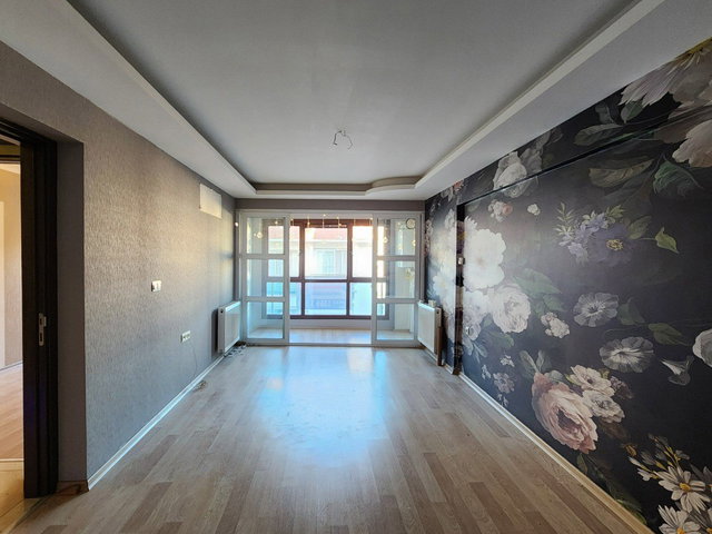 KARŞIYAKA DEDEBAŞI MAHALLESİNDE GENİŞ SOKAKTA 1+1 SATILIK DAİRE