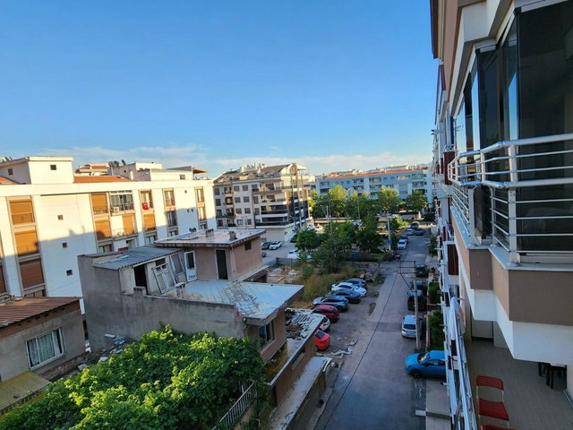KARŞIYAKA DEDEBAŞI MAHALLESİNDE GENİŞ SOKAKTA 1+1 SATILIK DAİRE