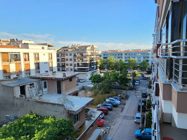 KARŞIYAKA DEDEBAŞI MAHALLESİNDE GENİŞ SOKAKTA 1+1 SATILIK DAİRE