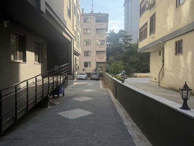 KOZYATAĞI KURUKUYU SOKAKTA 2+1 KULLANIŞLI ETRAFI AÇIK SATILIK