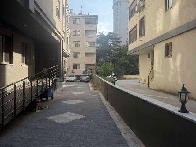 KOZYATAĞI KURUKUYU SOKAKTA 2+1 KULLANIŞLI ETRAFI AÇIK SATILIK