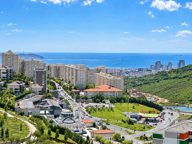 ÖZLEM KILIÇ REMAX- FUAYE TURKUAZ İÇI BAKIMLI , EBV. BANYOLU 2+1