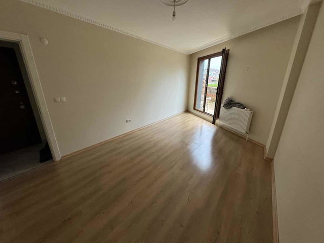 ÇEKMEKÖY MERKEZ MAHALLESİNDE ÖZEL BAHÇELİ KİRALIK 1+1 DAİRE