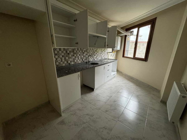 ÇEKMEKÖY MERKEZ MAHALLESİNDE ÖZEL BAHÇELİ KİRALIK 1+1 DAİRE