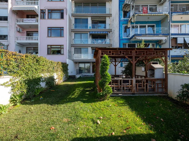 ÜSKÜDAR SALACAK'TA BOĞAZ MANZARALI, BAHÇE KULLANIMLI 2+1 DAİRE