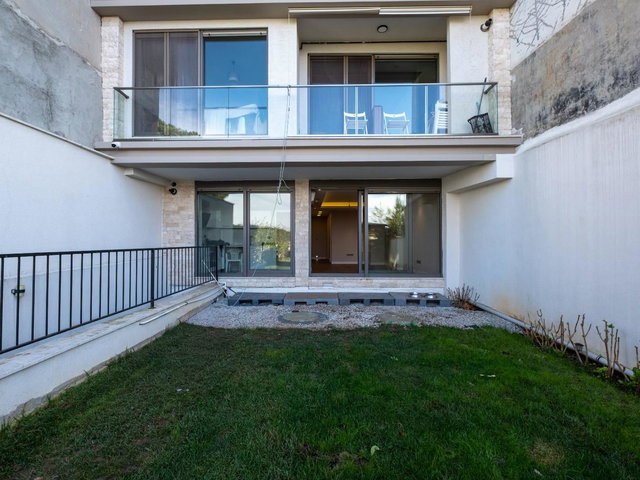 ÜSKÜDAR SALACAK'TA BOĞAZ MANZARALI, BAHÇE KULLANIMLI 2+1 DAİRE