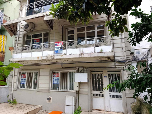 İZMİT KADIKÖY MERKEZDE ANA CADDEYE YAKIN KOMPLE SATILIK 3 KATLI