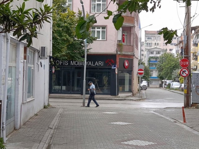 İZMİT KADIKÖY MERKEZDE ANA CADDEYE YAKIN KOMPLE SATILIK 3 KATLI