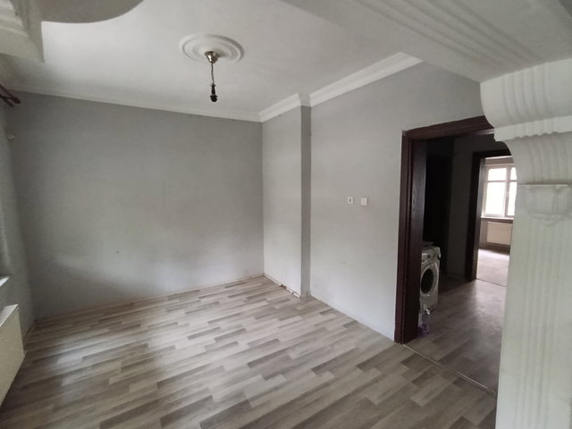 İZMİT KADIKÖY MERKEZDE ANA CADDEYE YAKIN KOMPLE SATILIK 3 KATLI