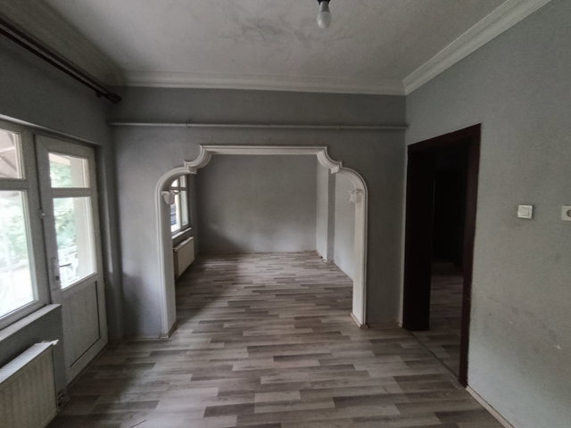 İZMİT KADIKÖY MERKEZDE ANA CADDEYE YAKIN KOMPLE SATILIK 3 KATLI