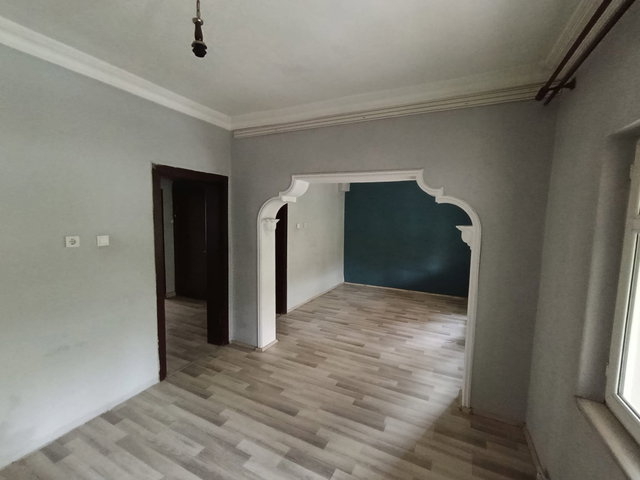 İZMİT KADIKÖY MERKEZDE ANA CADDEYE YAKIN KOMPLE SATILIK 3 KATLI