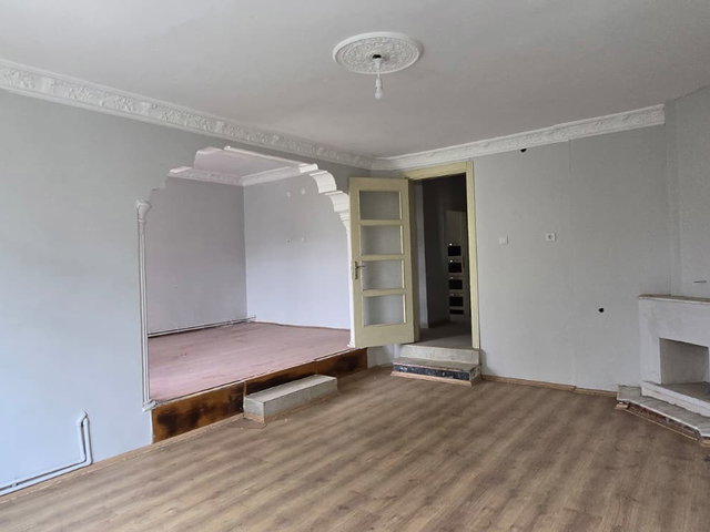 İSTASYON CADDESİ ANAYOL ÜZERİ MERKEZİ KONUMDA SATILIK 3+1 DAİRE