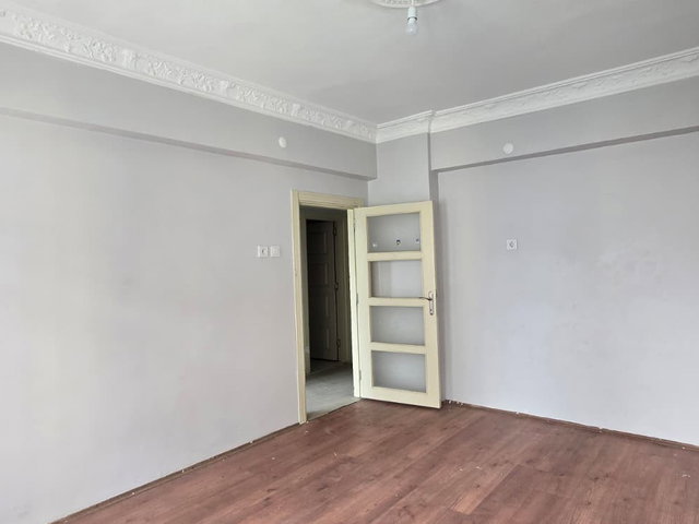 İSTASYON CADDESİ ANAYOL ÜZERİ MERKEZİ KONUMDA SATILIK 3+1 DAİRE