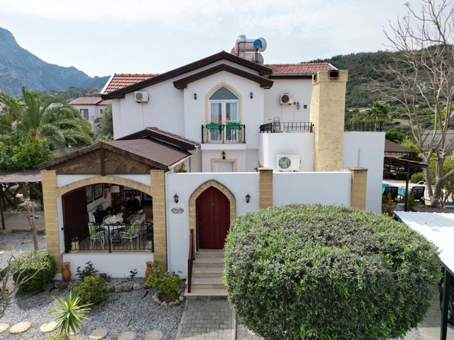 KARŞIYAKA BÖLGESINDE SATILIK VILLA