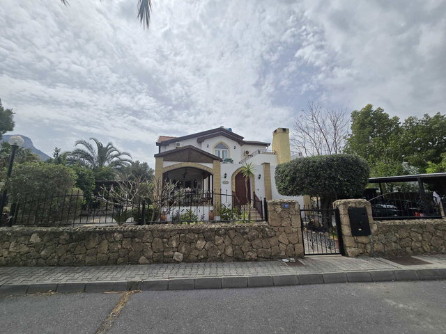KARŞIYAKA BÖLGESINDE SATILIK VILLA