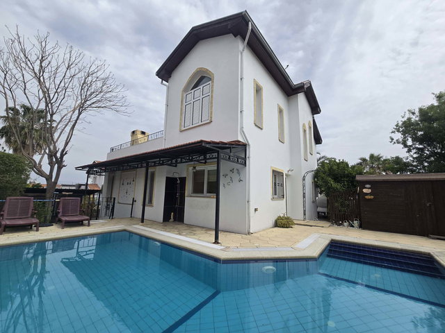 KARŞIYAKA BÖLGESINDE SATILIK VILLA