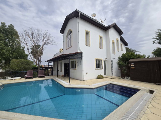 KARŞIYAKA BÖLGESINDE SATILIK VILLA