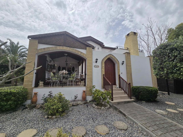 KARŞIYAKA BÖLGESINDE SATILIK VILLA