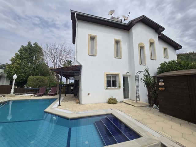 KARŞIYAKA BÖLGESINDE SATILIK VILLA