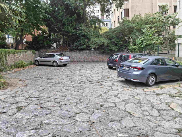 KADIKÖY SAHRAYICEDİT’TE İ MERKEZI KONUMDA  3+1  BALKONLU  DAIRE