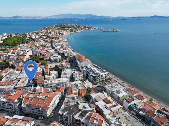 ÇANDARLI MERKEZDE DENİZE 100 METRE EŞYALI  TERASLI 2.5+1 DAİRE