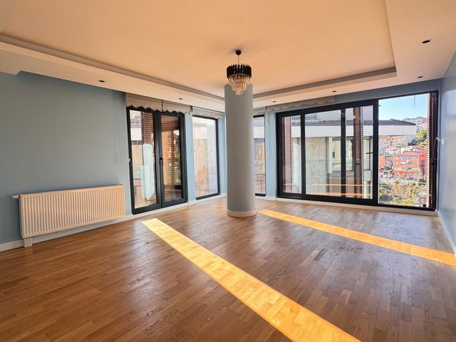 ​ÇENGELKÖY KASRI-ÂLA 'DA SİTE İÇİ BOĞAZA YAKIN LÜKS 3+1 ARAKAT DAİRE